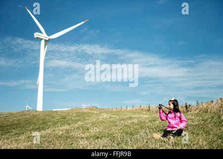 Blauer Himmel und Windturbinen, Kinder friedlich mit einer Kamera, Gangwon-Do, Südkorea im Oktober 2015 Stockfoto