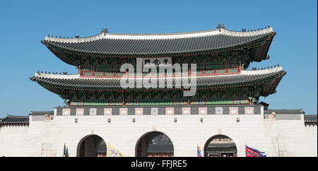 Seoul, Südkorea - 11. Januar 2016: 11. Januar 2016 in Seoul, Südkorea "Gwanghwamun-Tor" und Paläste Wand Stockfoto