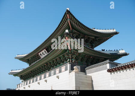 Seoul, Südkorea - 11. Januar 2016: 11. Januar 2016 in Seoul, Südkorea "Gwanghwamun-Tor" und Paläste Wand Stockfoto