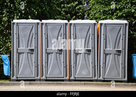 Mobil-Toiletten auf der Straße Stockfoto