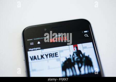 Düsseldorf, Deutschland. 15. Februar 2016. ILLUSTRATION - app von Streaming-Anbieter Netflix wird auf dem Display eines iPhone 6 in Düsseldorf, Deutschland, 15. Februar 2016 gesehen. Foto: Rolf Vennenbernd/Dpa/Alamy Live News Stockfoto