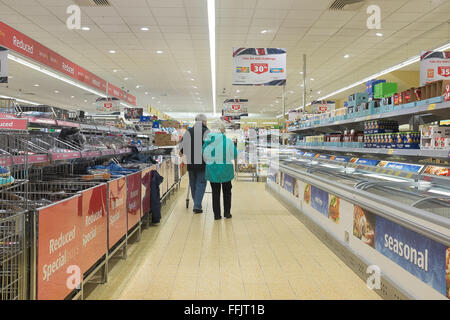 Shopper in einem Zweig der ALDI in Großbritannien Stockfoto