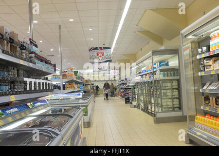 Shopper in einem Zweig der ALDI, UK. Stockfoto