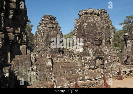 Große steinerne Gesichter auf die Türme des Bayon Tempel, Angkor Thom, in der Nähe von Siem Reap, Kambodscha, Asien. Stockfoto