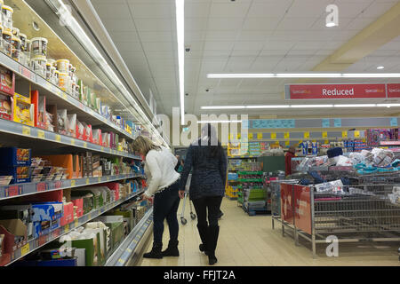 Shopper in einem Zweig der ALDI Supermarkt Int UK Stockfoto
