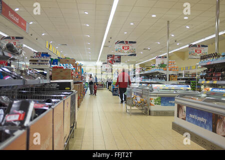 Shopper in einem Zweig der ALDI in Großbritannien Stockfoto