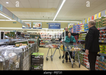 Shopper in einem Zweig der ALDI Supermarkt in Großbritannien Stockfoto