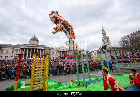 Chinese New Year Feiern auf dem Trafalgar Square, sehen Tausende den spektakulären Auftritt der Drachentanz Stockfoto