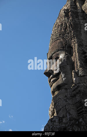 Riesige geformten Gesicht auf einem Turm, Bayon Tempel, Angkor Thom, in der Nähe von Siem Reap, Kambodscha, Asien. Stockfoto