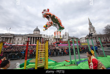 Chinese New Year Feiern auf dem Trafalgar Square, sehen Tausende den spektakulären Auftritt der Drachentanz Stockfoto