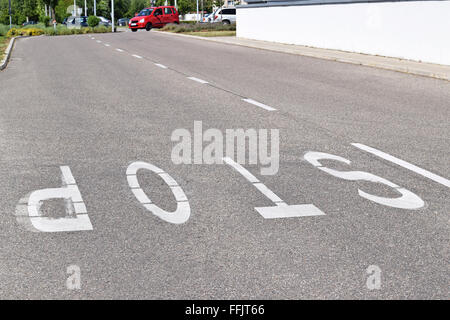 Stop-Schild auf der Straße Stockfoto