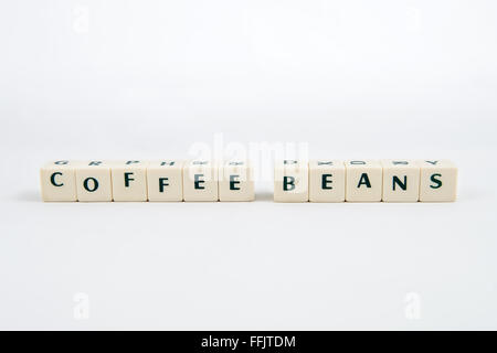 Kaffee Bohnen weiße Würfel Text auf weißem Hintergrund Stockfoto