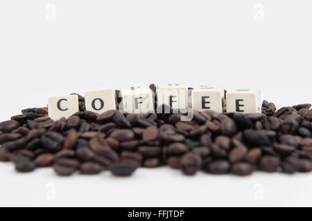 Kaffee weiß Cube Text auf weißem Hintergrund und Kaffeebohnen Hintergrund Stockfoto