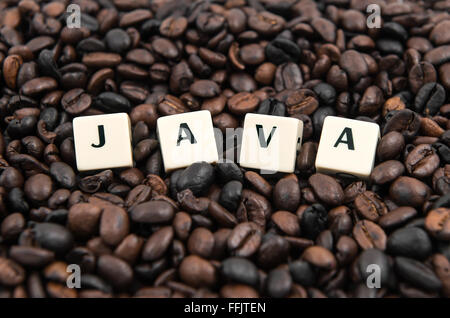 JAVA white Cube Text auf Kaffeebohnen Hintergrund Stockfoto