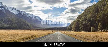 Te Anau-Milford Hwy, Fjordland National Park landschaftlich reizvolle Fahrt in Richtung Milford Sound. Stockfoto