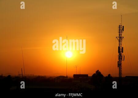 Silhouette des Fernmeldeturms im goldenen Sonnenuntergang Hintergrund Stockfoto