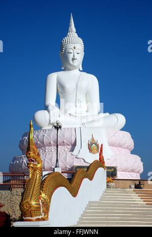 Große weiße Buddha-Statue mit Schlange König auf Treppen an Pasak Jolasid Dam, Thailand Stockfoto