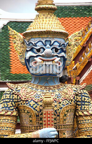 Riesige Wächter Statue im Wat Phra Kaew, Grand Palace, Bangkok, Thailand Stockfoto