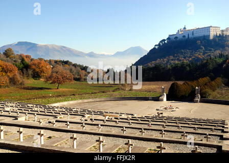 DEM ZWEITEN WELTKRIEG. Cassino polnischen Soldatenfriedhof. Die 1,051 polnische Soldaten, die in der Schlacht von Montecassino während des zweiten Weltkriegs fiel sind dort begraben. Im Hintergrund Montecassino Abbey. Stockfoto