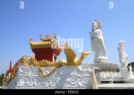 Weiße Kuan Yin, chinesische Göttin der Barmherzigkeit mit goldenen chinesischen Schwan in Hat Yai City, Provinz Songkhla, Thailand Stockfoto