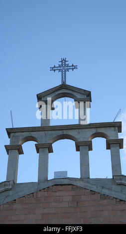 Glockenturm und Kreuz auf neue Kirchengebäude in Pizarra, Andalusien Stockfoto