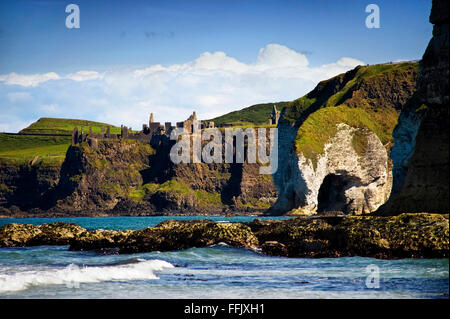 Der große Bogen Dunluce Castle, Whiterocks, Antrim Stockfoto