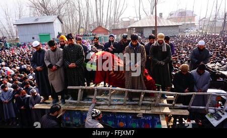 Banderpora, Kaschmir. 15. Februar 2016. Kaschmirische Muslime beten Beerdigung neben der Körper bedeckt in Decke von Adil Ahmed, eine militante getötet in einem Feuergefecht Credit: Basit Zargar/Alamy Live-Nachrichten Stockfoto