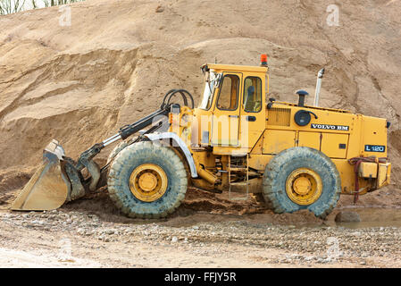 Kallinge, Schweden - 7. Februar 2016: Volvo BM L120 Frontlader Traktor bei der Arbeit auf einer Baustelle. Stockfoto