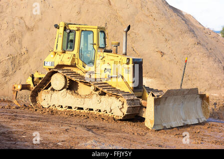 Kallinge, Schweden - 7. Februar 2016: Cat Caterpillar Crawler Traktor D5H Serie II bei der Arbeit auf einer Baustelle. Stockfoto