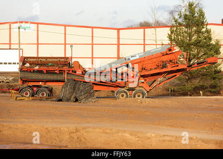 Kallinge, Schweden - 7. Februar 2016: Terex Finlay 683 scalping, screening und Lagerung der Maschine bei der Arbeit auf einer Baustelle Stockfoto