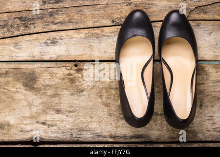 Klassische schwarze Frau Schuhe mit Absätzen auf hölzernen Hintergrund mit Textfreiraum. Top View-Bild Stockfoto