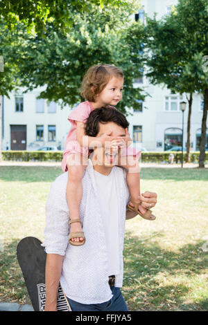 Tochter Verkleidung Vaters Augen Stockfoto