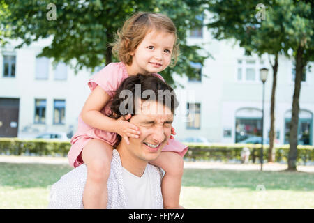 Vater mit Tochter auf Schultern