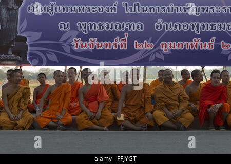 Bangkok, Nakhon Pathom, Thailand. 15. Februar 2016. Die thailändischen Sangha Rat und Unterstützer protestieren in Phuttamonthon Park aufgrund der thailändischen Regierung Interferance bei Auswahl der neuen Obersten Patriarchen © Adryel Talamantes/ZUMA Draht/Alamy Live News Stockfoto