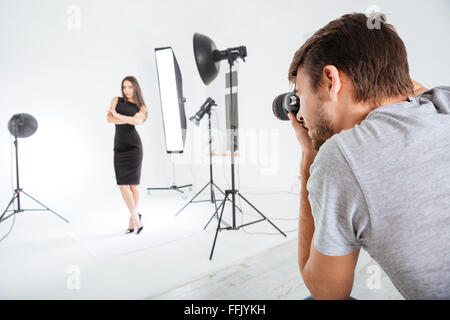 Fotograf mit Modell im Studio mit Softboxen arbeiten Stockfoto