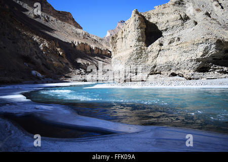 herrliche Aussicht auf zugefrorenen Zanskar-Fluss während Chadar Trek in Ladakh, Indien Stockfoto