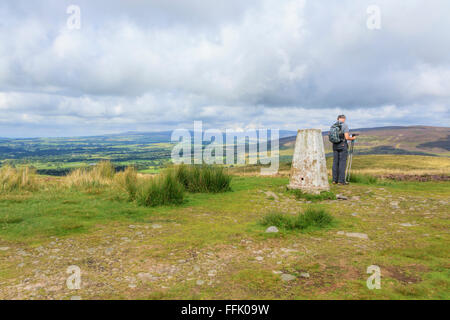 Wanderer bei Nicky Nook, ein Aussichtspunkten mit Blick in Richtung Bleasdale, Trog von Bowland, Lancashire, England, Vereinigtes Königreich. Stockfoto