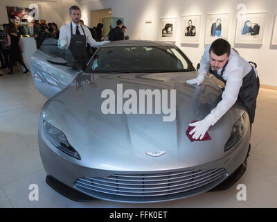 London, UK. 15. Februar 2016. Aston Martin DB10 entwickelt exklusiv für James Bond Spectre (gegr. GBP 1-1,5 m). Christies vorhanden 24 viele James Bond 007 Erinnerungsstücken Spectre, 24.-Bond-Film zu feiern. Viele sind für den Verkauf über Online-(Eröffnung 16 Februar) und live Auktionen (18. Februar). Alle Erlöse werden Medikamente Sans Frontières (MSF), andere karitativen Organisationen und die Vereinten Nationen Mine Action Service profitieren. Bildnachweis: Lebendige Bilder/Alamy Live-Nachrichten Stockfoto