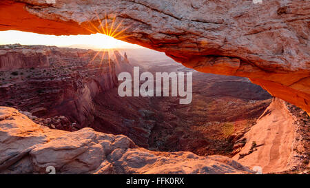 Mesa Arch bei Sonnenaufgang, Canyonlands National Park, Utah. Stockfoto