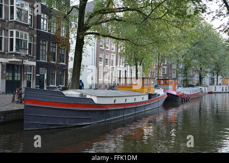 Kanal-Boot-Häuser können sehr aufwendigen und sind ein Weg des Lebens in Amsterdam. Stockfoto