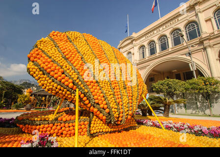 Riesige bunte Struktur mit Orangen und Zitrusfrüchten als Bestandteil der jährlichen Zitronenfest von Menton in Südfrankreich Stockfoto