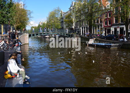 Einen Kanal in das Rotlichtviertel von Amsterdam-Niederlande. Stockfoto