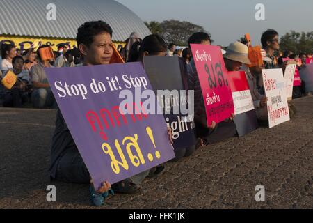 Bangkok, Nakhon Pathom, Thailand. 15. Februar 2016. Demonstrant hält Schild, der liest '' stoppen, droht die Sangha' © Adryel Talamantes/ZUMA Draht/Alamy Live News Stockfoto