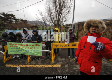 Seoul, Südkorea. 14. Februar 2016. Mitglieder aller Ethnien Demokratie und menschliche Recht-Netzwerk schreien Slogan während der Union Myanmar Tag Protest vor der Myanmar Botschaft in Seoul, Südkorea. Der Union ist die Geburt Tag Myanmar Nation, die förmlich bildeten einen Multi-Nationen-Staat zum ersten Mal. An diesem Tag Vereinbarung 23 Vertreter aus vier Gebieten, die von den Shan-Staat, der Kachin-Staat, den Chin-Staat und dem Festland Burma umfasste, eine im Panglong, aus der Union von Myanmar. Um dieses historische Abkommen zu Ehren, feierten ausgerechnet Myanmar als ein Un Stockfoto