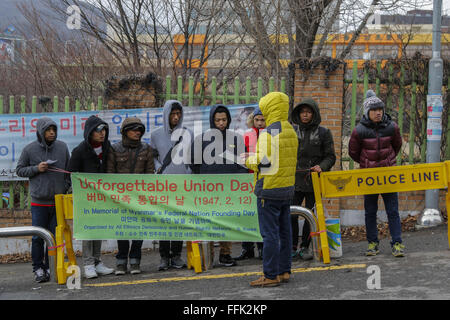 Seoul, Südkorea. 14. Februar 2016. Mitglieder aller Ethnien Demokratie und menschliche Recht-Netzwerk schreien Slogan während der Union Myanmar Tag Protest vor der Myanmar Botschaft in Seoul, Südkorea. Der Union ist die Geburt Tag Myanmar Nation, die förmlich bildeten einen Multi-Nationen-Staat zum ersten Mal. An diesem Tag Vereinbarung 23 Vertreter aus vier Gebieten, die von den Shan-Staat, der Kachin-Staat, den Chin-Staat und dem Festland Burma umfasste, eine im Panglong, aus der Union von Myanmar. Um dieses historische Abkommen zu Ehren, feierten ausgerechnet Myanmar als ein Un Stockfoto