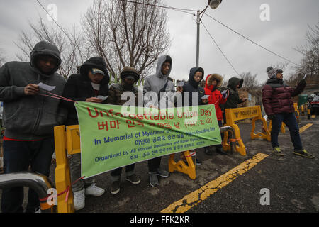 Seoul, Südkorea. 14. Februar 2016. Mitglieder aller Ethnien Demokratie und menschliche Recht-Netzwerk schreien Slogan während der Union Myanmar Tag Protest vor der Myanmar Botschaft in Seoul, Südkorea. Der Union ist die Geburt Tag Myanmar Nation, die förmlich bildeten einen Multi-Nationen-Staat zum ersten Mal. An diesem Tag Vereinbarung 23 Vertreter aus vier Gebieten, die von den Shan-Staat, der Kachin-Staat, den Chin-Staat und dem Festland Burma umfasste, eine im Panglong, aus der Union von Myanmar. Um dieses historische Abkommen zu Ehren, feierten ausgerechnet Myanmar als ein Un Stockfoto