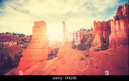 Vintage Sonnenuntergang im Bryce Canyon mit Lens-Flare-Effekt abgeschwächt. Stockfoto