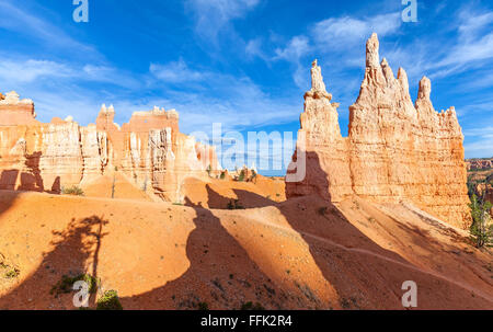 Lange Schatten auf Felsformationen im Bryce-Canyon-Nationalpark, Utah, USA. Stockfoto