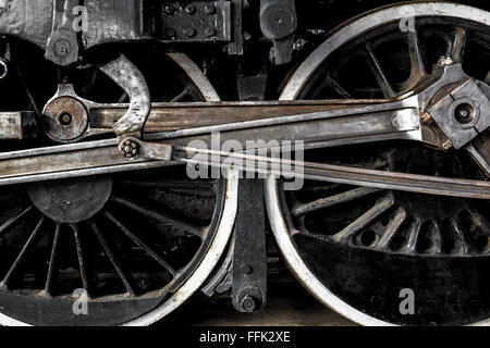 Ein detailliertes Foto zeigt Nahaufnahme von Vintage Lokomotive Antriebsräder und Antriebswellen Stockfoto