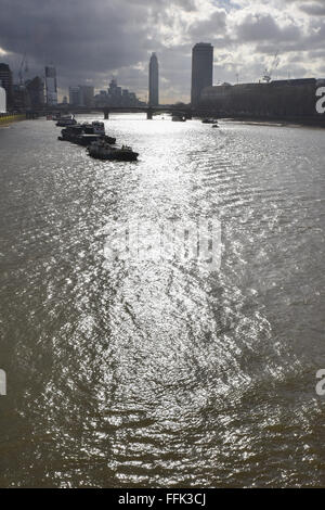 Westminster, London, UK. 15. Februar 2016. UK-Wetter: London Wintersonne über die Themse in Westminster © Matthew Chattle Stockfoto